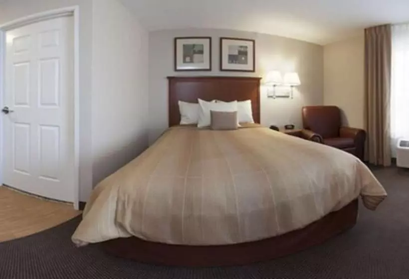 ダブルベッドのスタンダードスタジオ, Candlewood Suites Champaign Urbana University Area, An Ihg