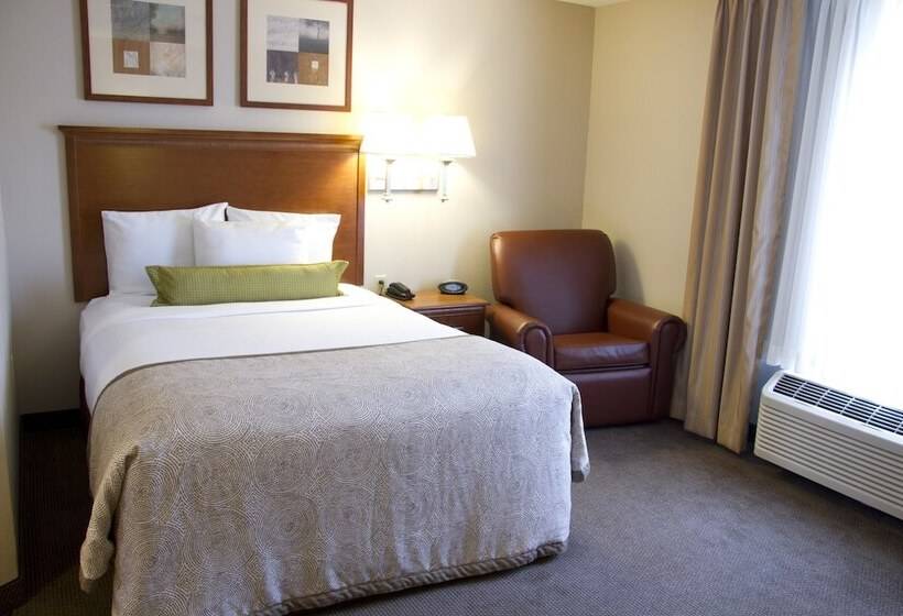 带双人床的标准工作室, Candlewood Suites Champaign Urbana University Area, An Ihg