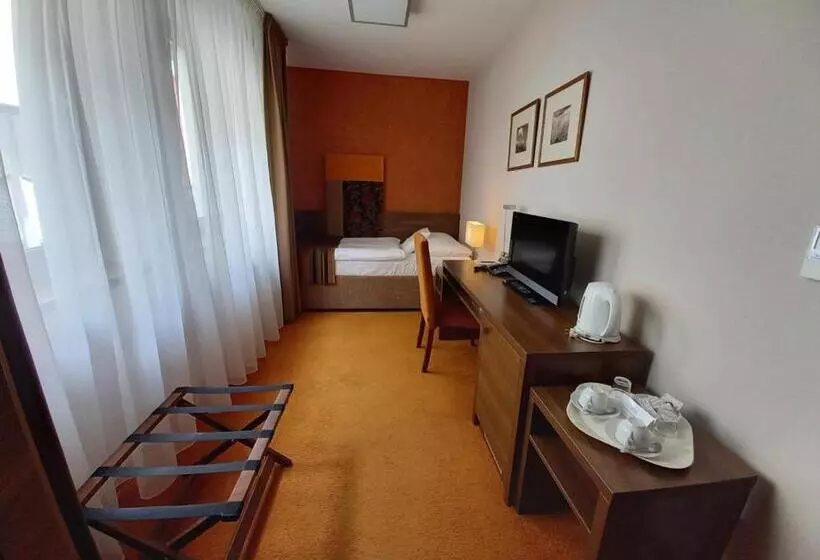 Economy Yhden Hengen Huone, Belassi