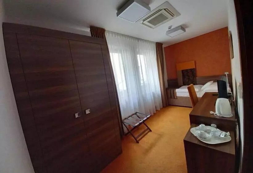 Economy Yhden Hengen Huone, Belassi