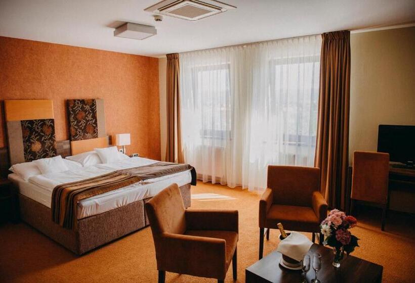 Номер Deluxe, Belassi