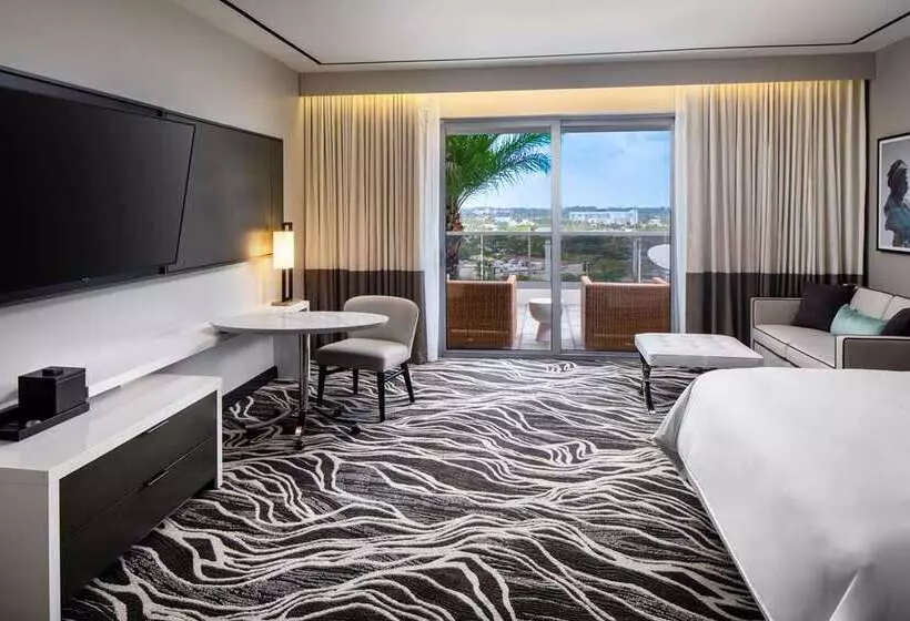 キングサイズベッドのスタンダードルーム, Hilton St. Petersburg Carillon Park