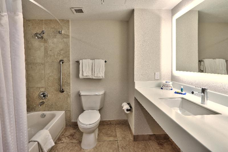 מיטת קינג בסוויטה, Holiday Inn Express & Suites Albuquerque Historic Old Town, An Ihg