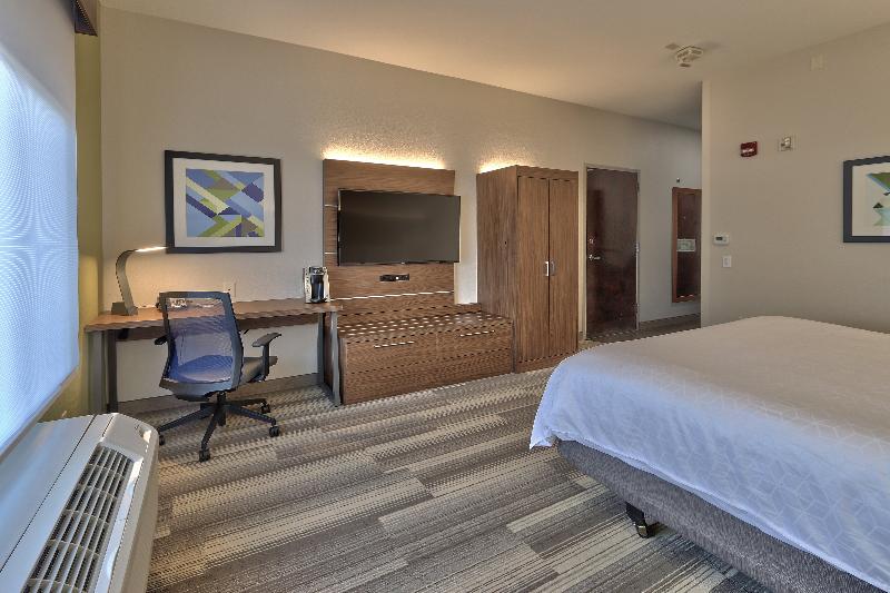 חדר סטנדרט עם מיטת קינג, Holiday Inn Express & Suites Albuquerque Historic Old Town, An Ihg