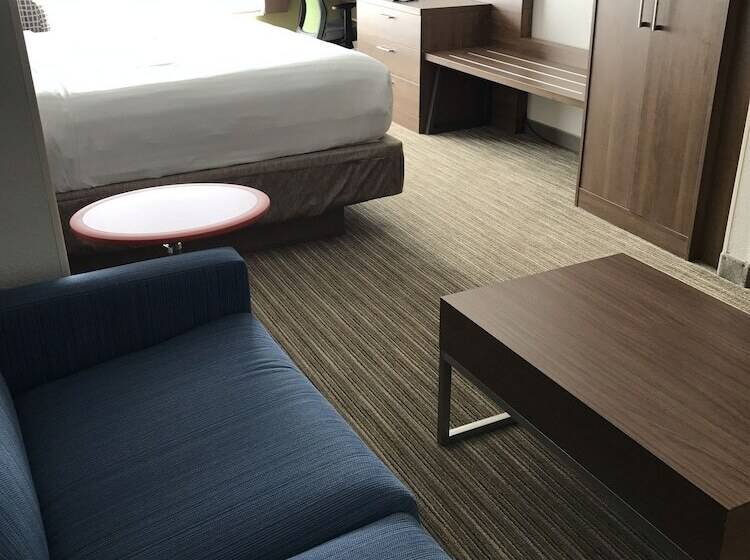 سوئیت برای معلولان, Holiday Inn Express & Suites Chattanooga   East Ridge, An Ihg