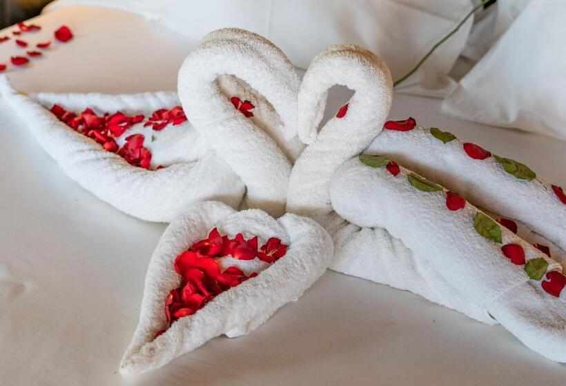 سوییت جونیور, Le Petit Village Boutique Hotel & Spa