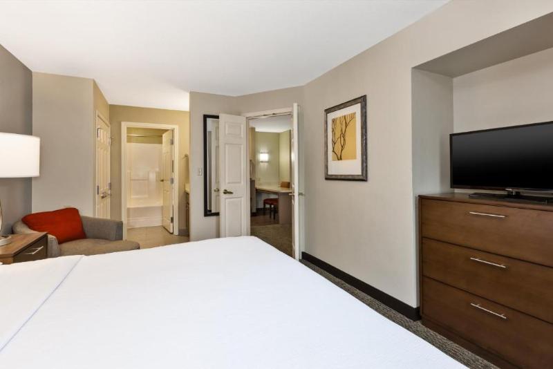 带皇后床的套间, Staybridge Suites Kalamazoo, An Ihg