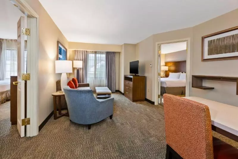 クイーンサイズベッドのスイートルーム, Staybridge Suites Kalamazoo, An Ihg
