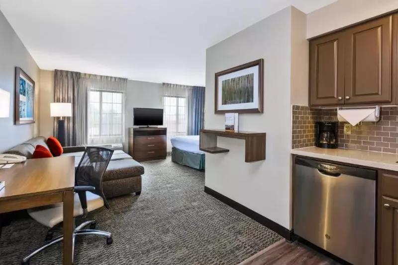 キングサイズベッドのスイートルーム, Staybridge Suites Kalamazoo, An Ihg