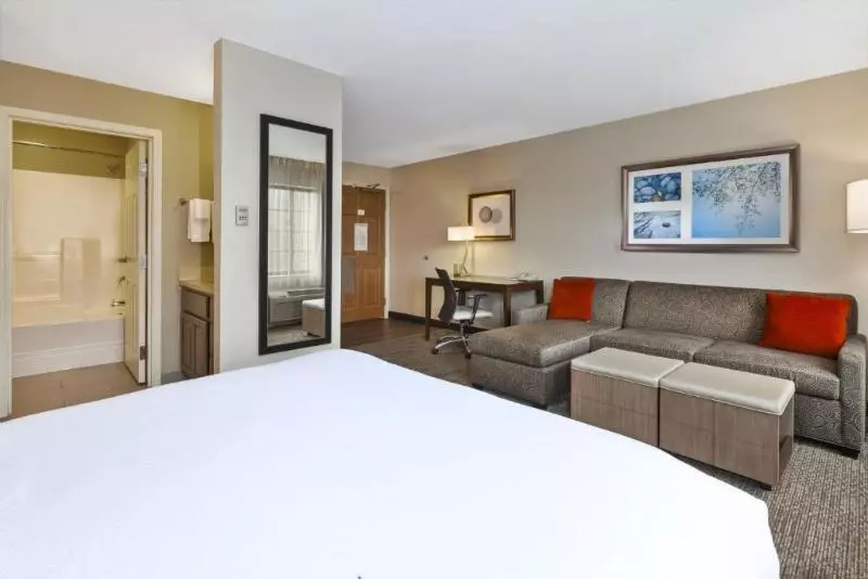 キングサイズベッドのスイートルーム, Staybridge Suites Kalamazoo, An Ihg
