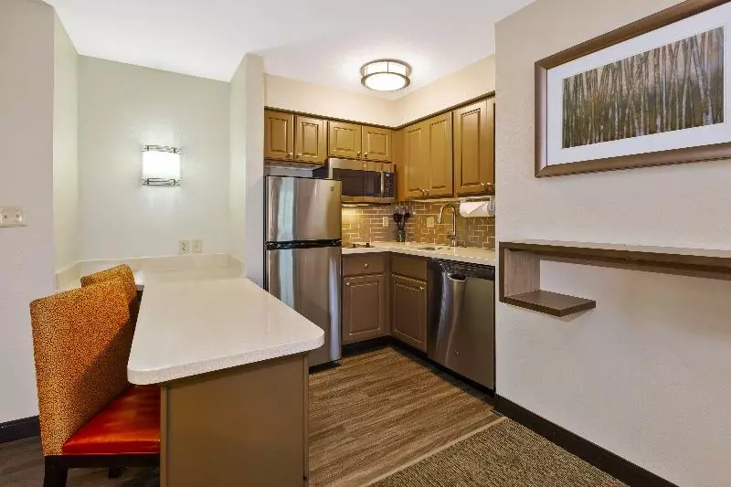 クイーンサイズベッドのスイートルーム, Staybridge Suites Kalamazoo, An Ihg
