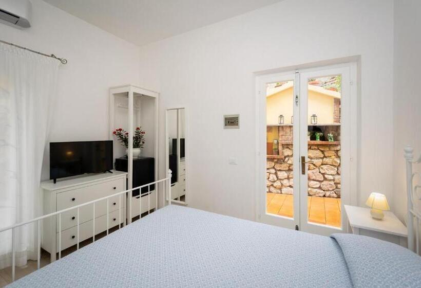 이코노미 룸, Anna