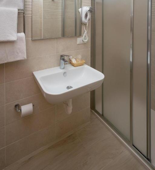 이코노미 룸, Anna