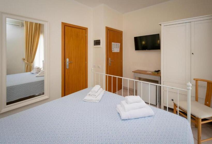 이코노미 룸, Anna