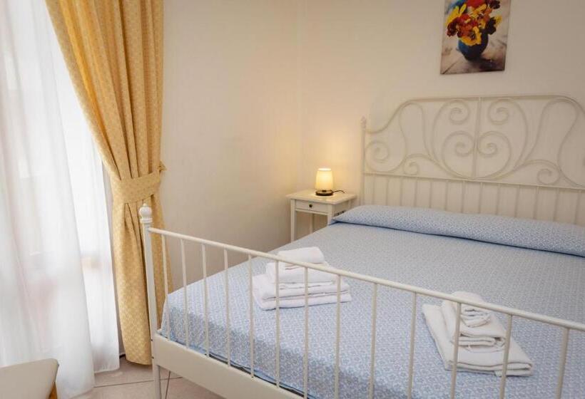 이코노미 룸, Anna