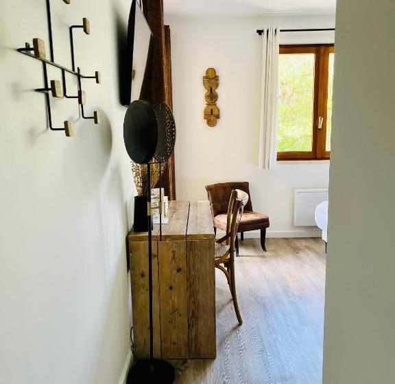 חדר בסיסי עם מרפסת, Hôtel Les Chaumettes