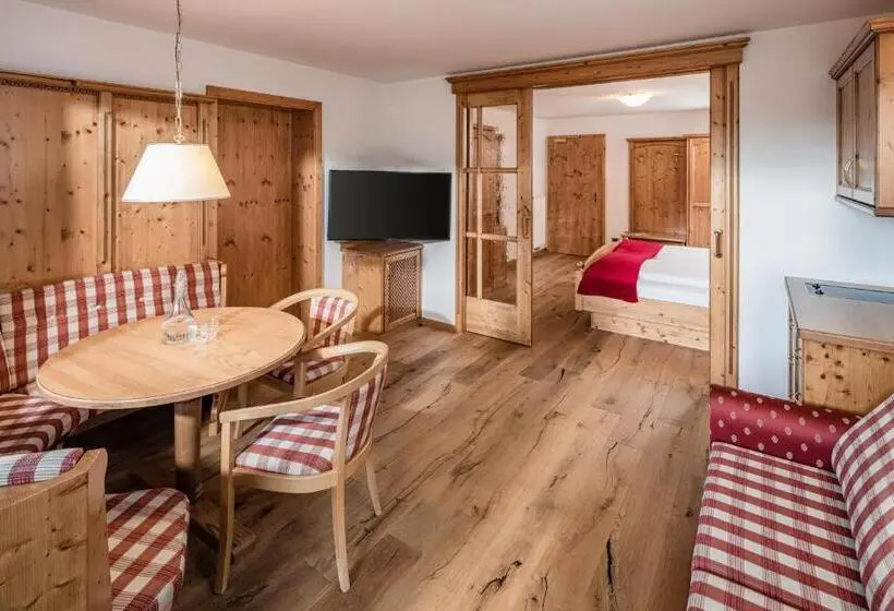 Perhehuone, Saltauserhof