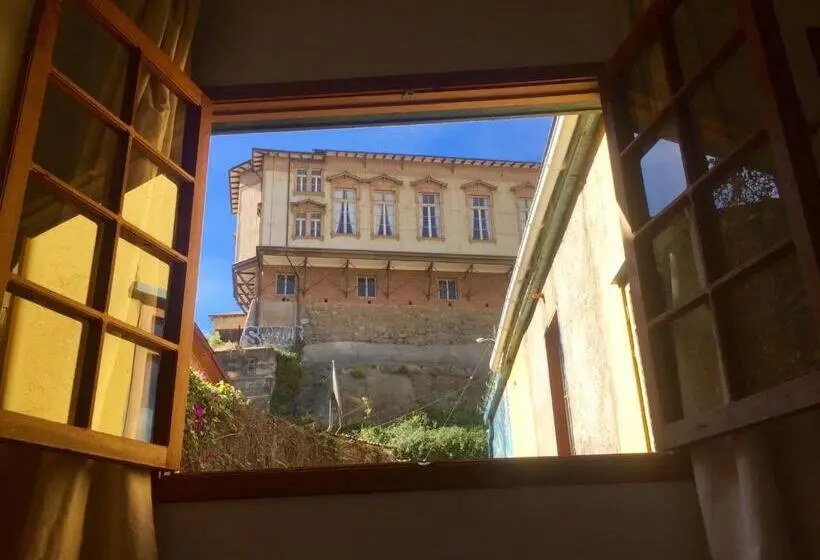 سوییت خانوادگی, Casa California Guesthouse
