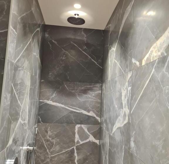 اتاق لوکس, Bnb La Cravache