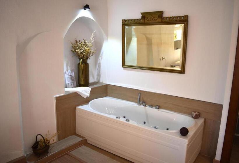 غرفة قياسية مزوَّدة بجاكوزي, Castillo Palacio De Bulbuente