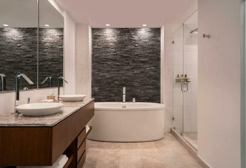 اتاق لوکس با بالکن و چشمانداز دریا, The Ritz Carlton, Turks & Caicos