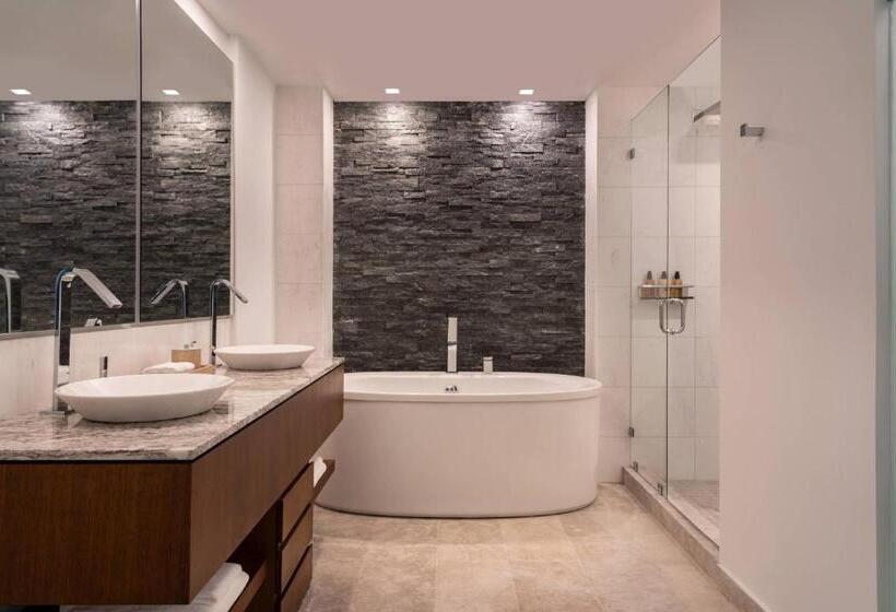 اتاق لوکس با بالکن و چشم‌انداز دریا, The Ritz Carlton, Turks & Caicos