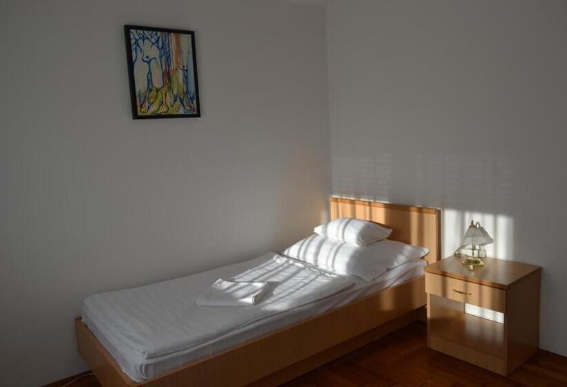 Апартаменты 3 Спальни, Leier Business