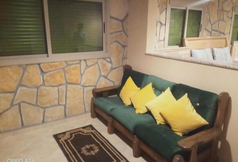 سوئیت جونیور با چشمانداز کوهستان, Le Gite Du Barrage