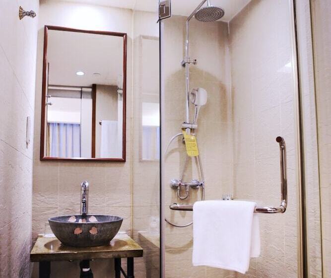 اتاق سوپریور, Butterfly On Wellington, Central