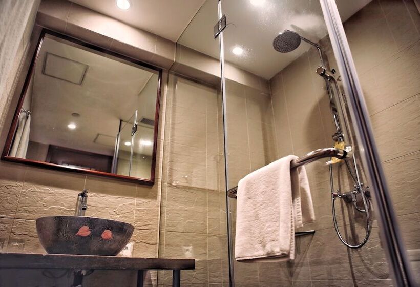 اتاق اجرایی, Butterfly On Wellington, Central