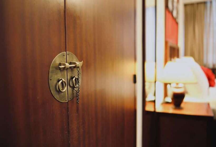 اتاق لوکس, Butterfly On Wellington, Central