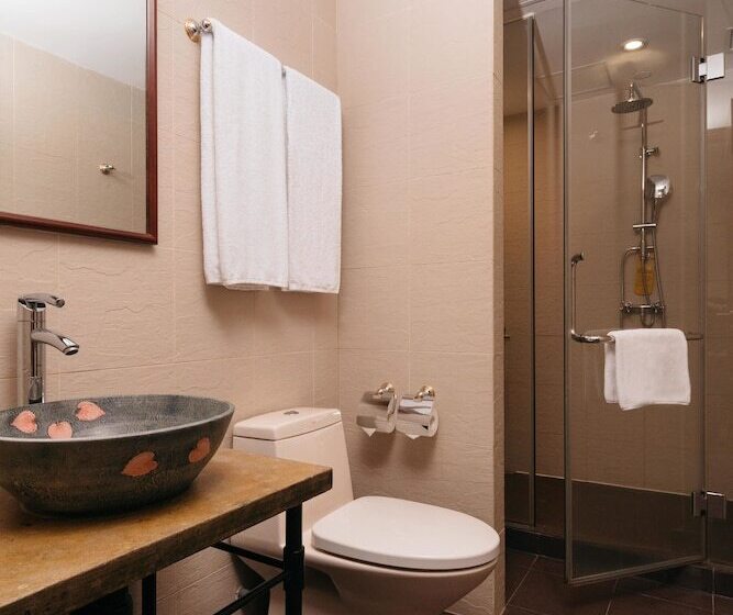 اتاق خانوادگی, Butterfly On Wellington, Central