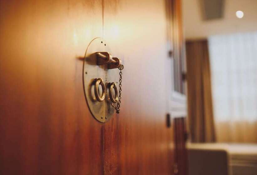 اتاق استاندارد, Butterfly On Wellington, Central