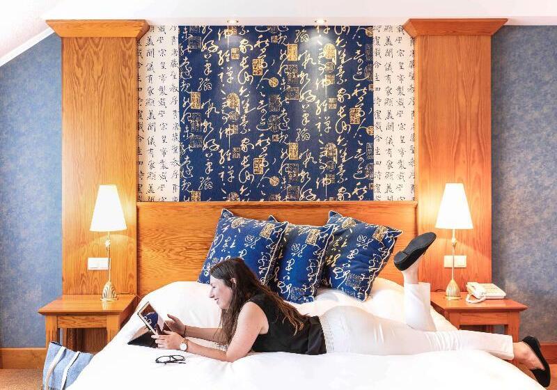 اتاق لوکس, Butterfly On Wellington, Central