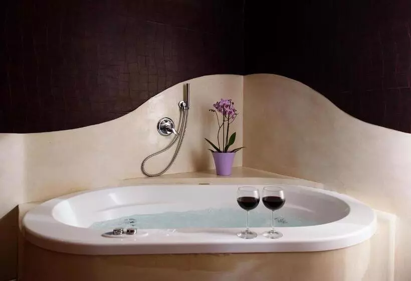 اتاق سه نفره سوپریور با چشم‌انداز دریا, Palazzo Ferraioli   Hotel & Wellness