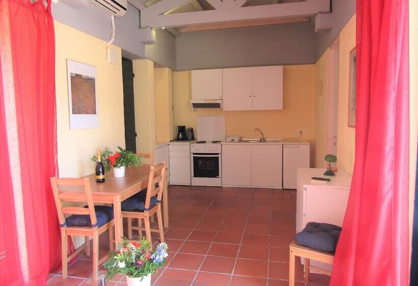 بنجلو قياسى, Barbati Beach Apartments