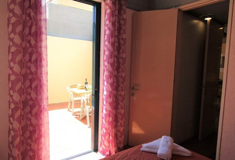 بنجلو قياسى, Barbati Beach Apartments