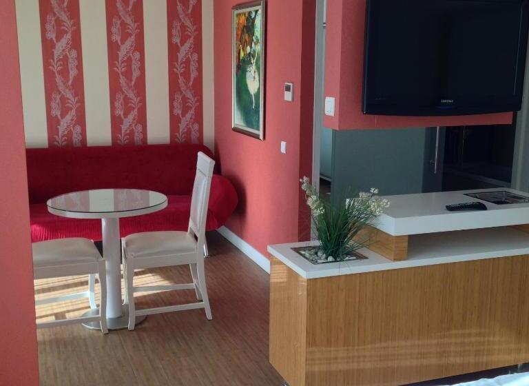 سوییت, No 19 Boutique