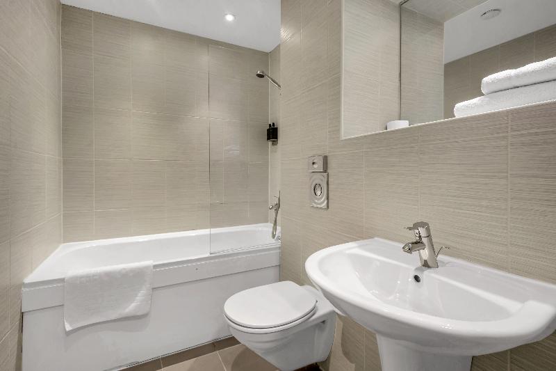 استودیوی استاندارد, Roomzzz Leeds Headingley