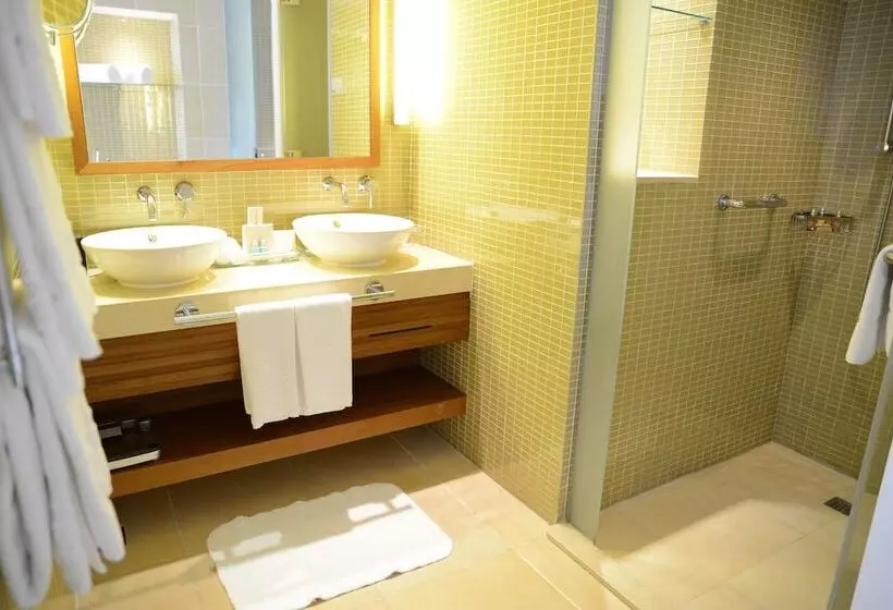 سوییت با چشمانداز استخر, Yas Plaza Marina