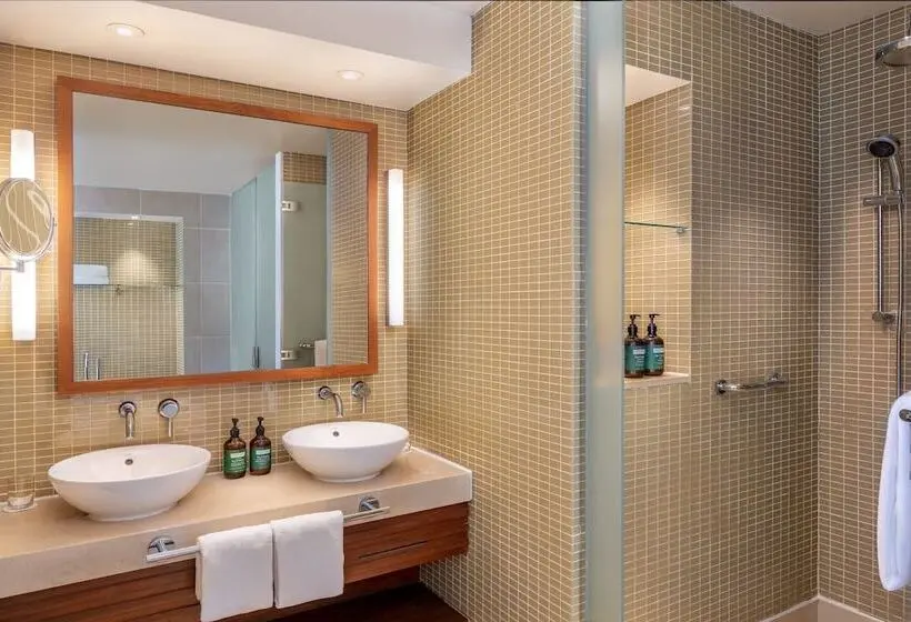 سوییت با چشمانداز استخر, Yas Plaza Marina