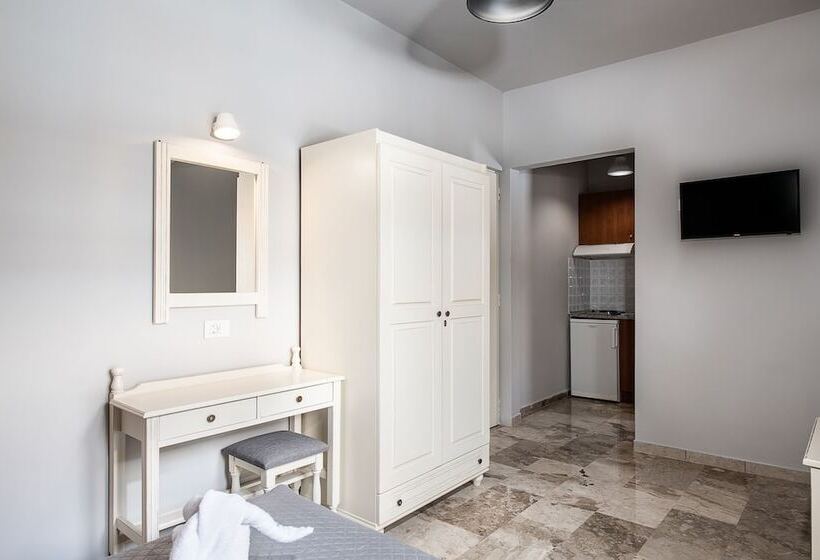 스탠다드 스튜디오, Koukouras