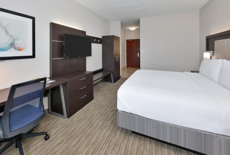 מיטת קינג בסוויטה, Holiday Inn Express & Suites Dallas   Duncanville, An Ihg
