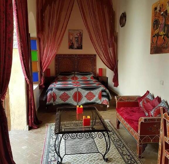 سوییت لوکس, Riad Marlinea