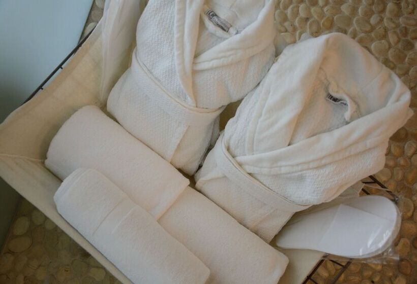 스위트, The Charlee