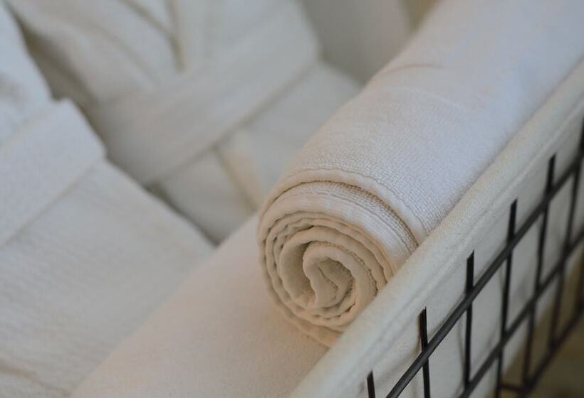 스위트, The Charlee