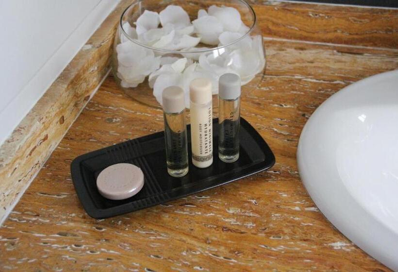 חדר משפחתי, Mena Plaza