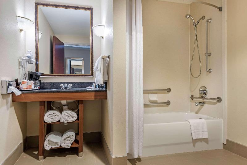 מיטת קינג בסוויטה, Comfort Suites Cincinnati Airport