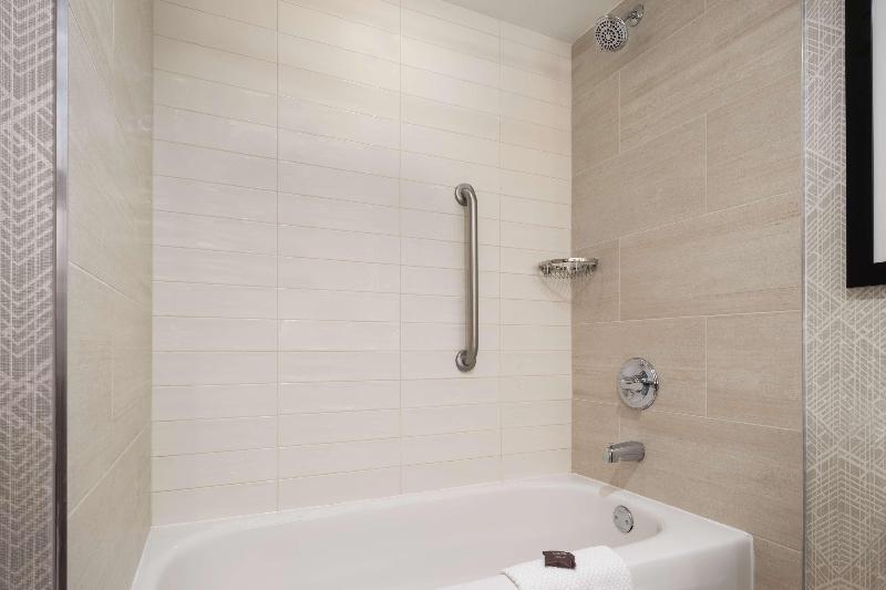 سوئیت با تخت بزرگ, Embassy Suites By Hilton Portland Airport