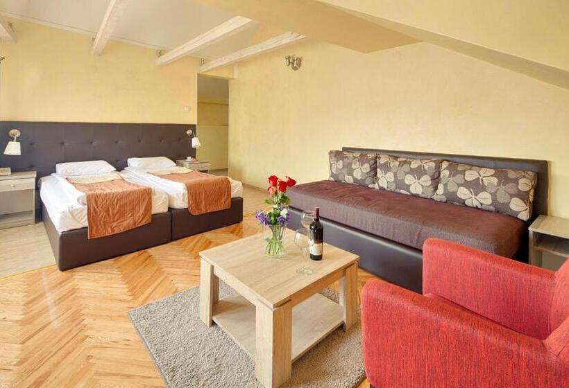 غرفة قياسية ثلاثية, Fontana